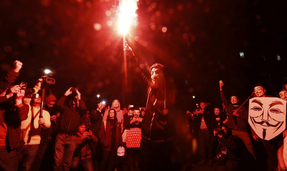 Partidarios del grupo activista Anonymous en la protesta en Londres, Gran Bretaña 5 de noviembre de 2015. Miles de manifestantes participaron en la marcha 'Million Mask' en la capital el jueves . REUTERS / Stefan Wermuth