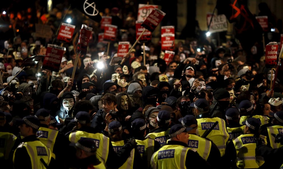 Partidarios del grupo activista Anonymous en la protesta en Londres, Gran Bretaña 5 de noviembre de 2015. Miles de manifestantes participaron en la marcha 'Million Mask' en la capital el jueves . REUTERS / Stefan Wermuth