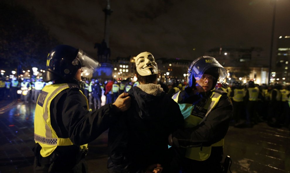 Partidarios del grupo activista Anonymous en la protesta en Londres, Gran Bretaña 5 de noviembre de 2015. Miles de manifestantes participaron en la marcha 'Million Mask' en la capital el jueves . REUTERS / Stefan Wermuth