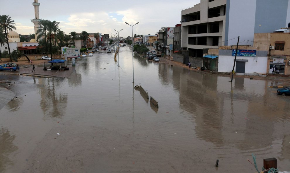 Las fuertes lluvias inundan el centro de Tripoli (Libia). REUTERS/Hani Amara