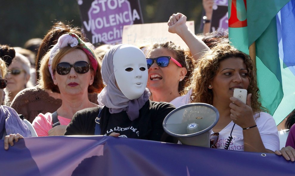 5. Un grupod de mujeres en la manifestación, que pide cambiar la ley de 2004 para contemplar en ella todas las formas de violencia contra las mujeres, no sólo las que se dan en el entorno de las parejas o exparejas. EFE/J. J. Guillén