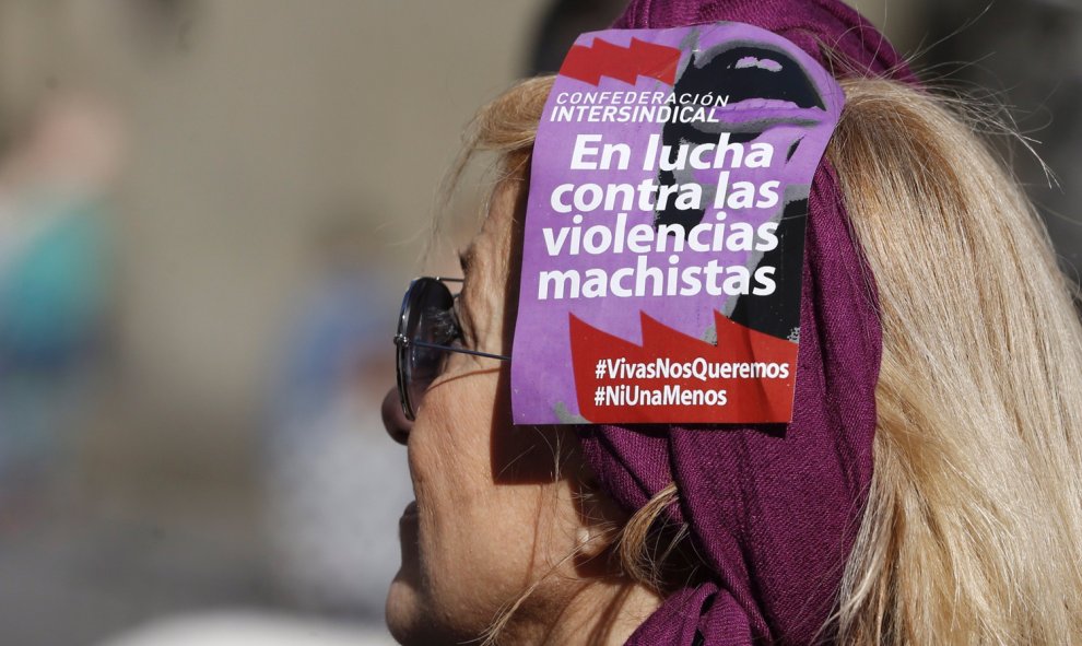 8. Un mujer con el cartel de la convocatoria durante la marcha.  EFE/J. J. Guillén