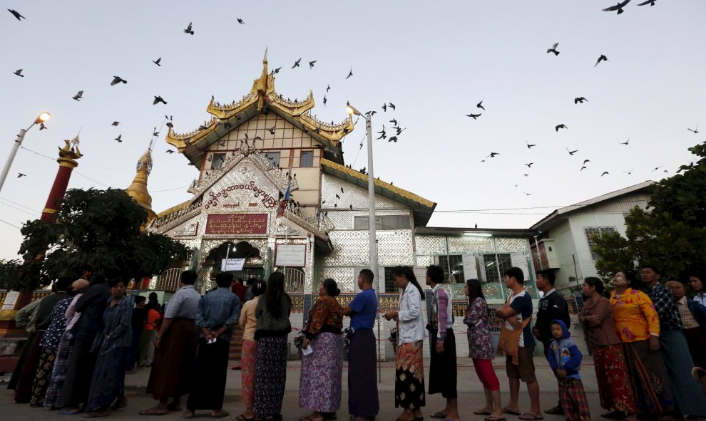 Los colegios electorales abrieron este domingo en Birmania (Myanmar) para las elecciones legislativas en las que la oposición liderada por la nobel de la paz Aung San Suu Kyi aspira a la victoria.- REUTERS.