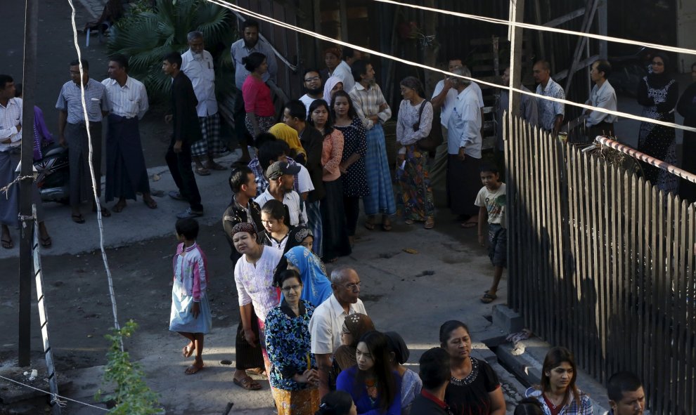 La emoción era intensa entre los votantes que acudieron el domingo a las urnas con la sensación de que su país había alcanzado un hito y con el sentido del deber de participar en ello.- REUTERS.