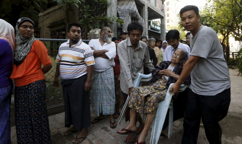 Una mujer de 95 años acude a votar. Birmania celebró sus últimas elecciones bajo un Gobierno democrático en 1960, dos años antes del golpe de Estado que instauró la primera junta militar.- REUTERS.