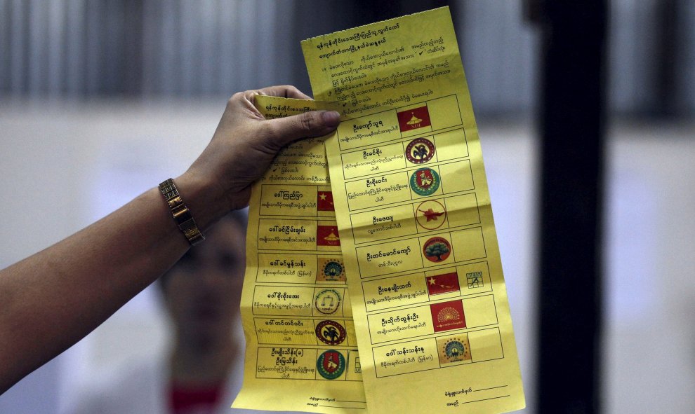 Myanmar celebra la democracia tras un cuarto de siglo con la sombra de la duda.- REUTERS.