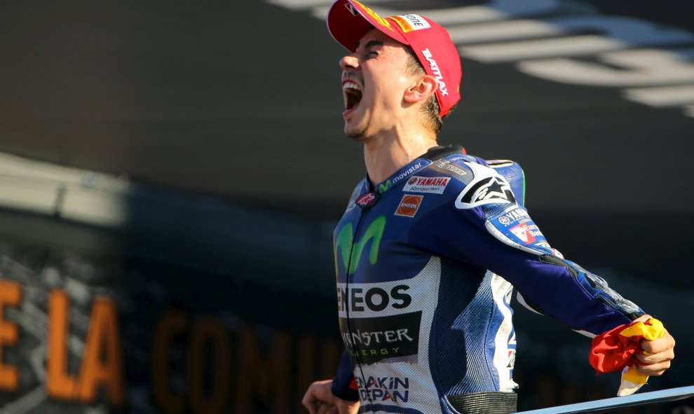 Jorge Lorenzo cwelebra su victoria en el Gran Premio de Valencia, que le ha permitido ganar el mundial de MotoGP. REUTERS/Heino Kalis