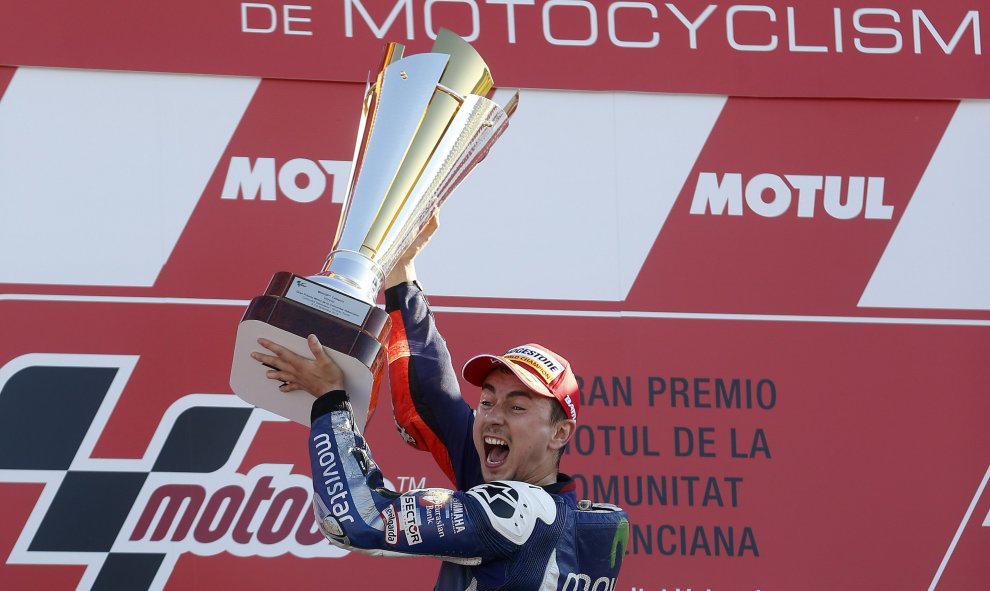 El piloto español Jorge Lorenzo (Yamaha) celebra en el podio tras ganar hoy la carrera y el mundial de Moto GP en el circuito "Ricardo Tormo" de Valencia. EFE/Kai Försterling