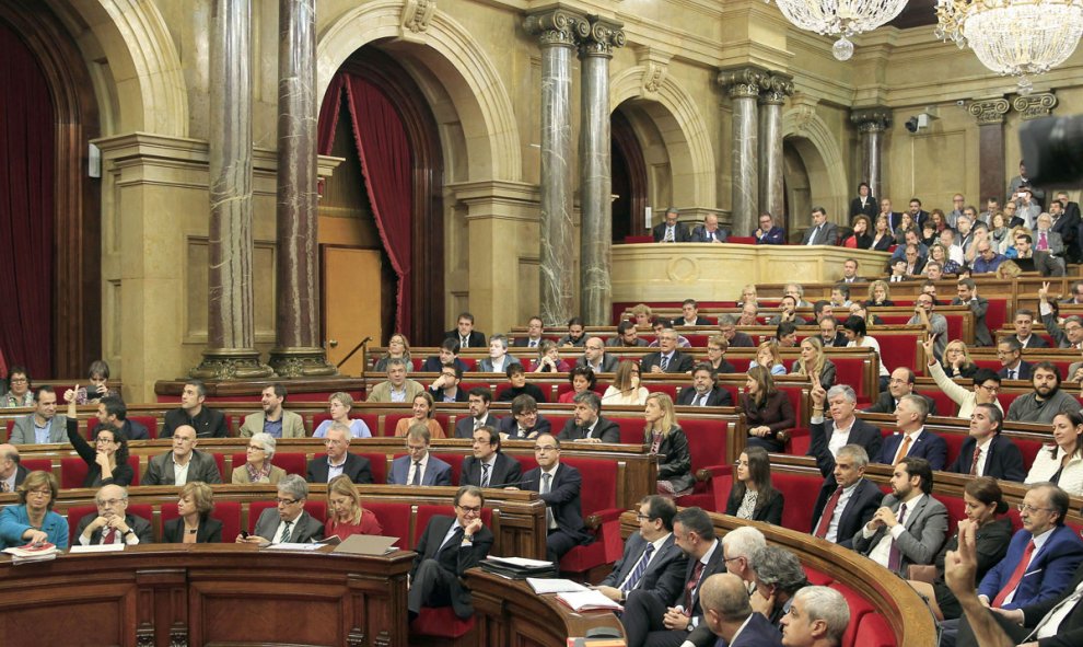 Vista del pleno del Parlament en el momento de la votación de la resolución  conjunta de Junts pel Sí y la CUP. /EFE