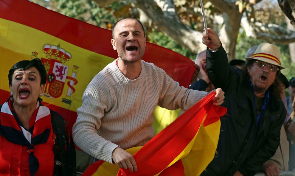 Un grupo de partidarios de la unidad de España protestan ante el Parlament. /EFE