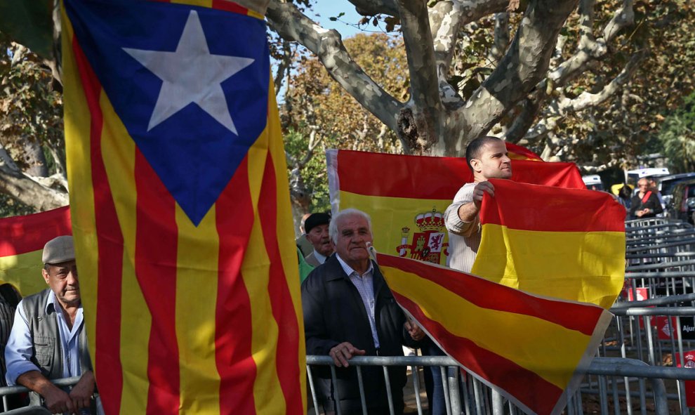 Un grupo de partidarios de la unidad de España y otros a favor de la independencia mezclados a las afueras del Parlament. /EFE