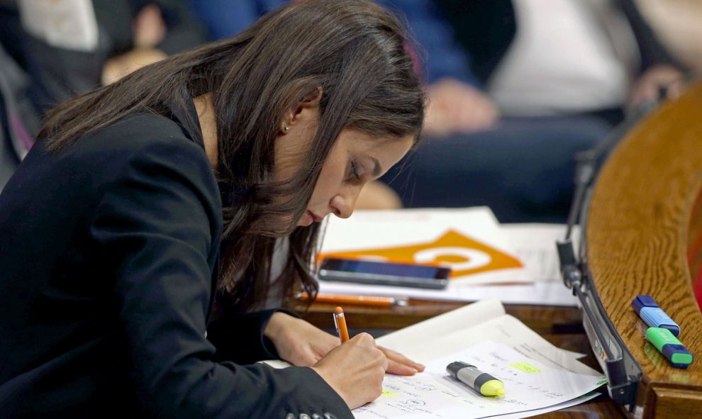 La diputada de Ciutadans Inés Arrimadas prepara su intervención durante el pleno del Parlament. /EFE