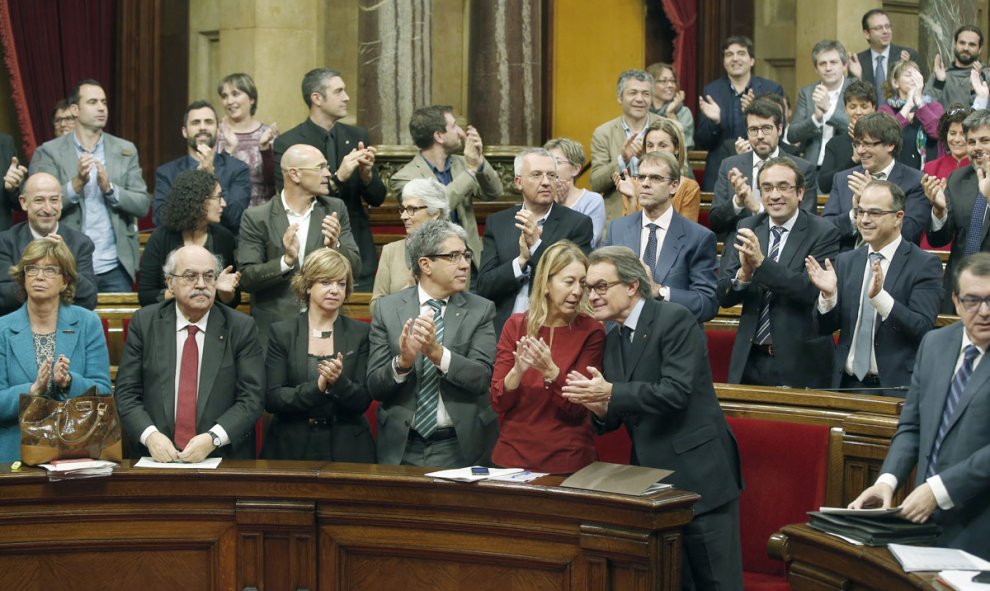El presidente de la Generalitat en funciones, Artur Mas (d), junto a miembros de su   gobierno y diputados de Junts pel Si, aplaude tras aprobarse la resolución de independencia. /EFE