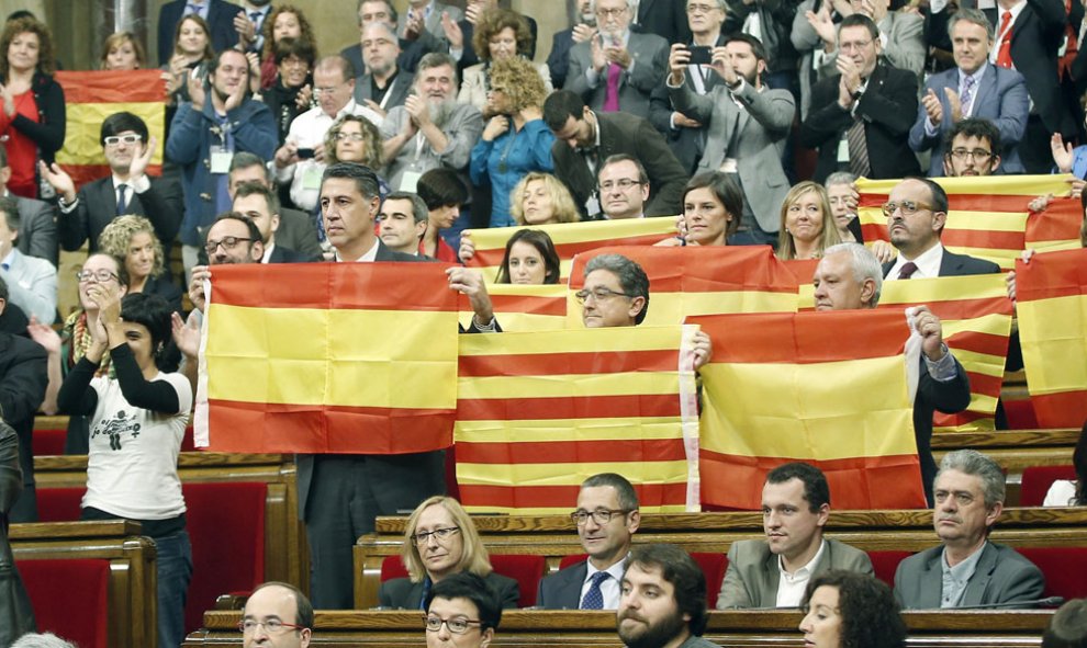 Diputados del PPC muestran banderas españolas y catalanas tras aprobarse en el Parlament la resolución independentista. /EFE