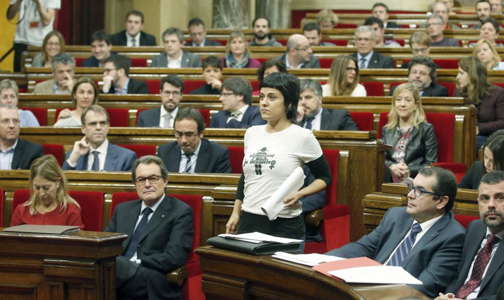 La diputada de la CUP Anna Gabriel se dirige a la tribuna ante el presidente de la Generalitat en funciones, Artur Mas. /EFE