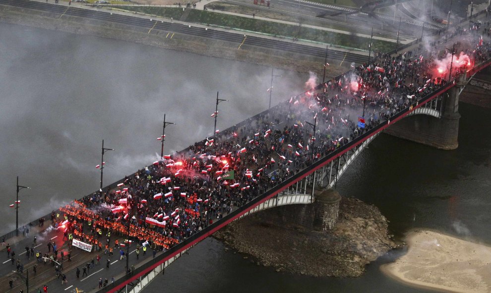 Un manifestación en Varsovia, Polonia. Los grupos nacionalistas que creen que los valores tradicionales polacos están bajo amenaza marchan cada año para conmemorar el aniversario de la independencia del país. REUTERS / Adam Stepien / Agencja Gazeta