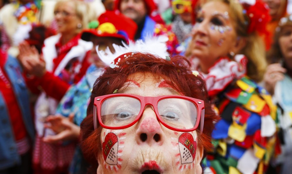 Comienza la temporada de carnaval en Colonia, Alemania. En muchas partes de Alemania, a las 11:11 am el 11 de noviembre, las personas marcan el inicio oficial de carnaval. REUTERS / Wolfgang Rattay