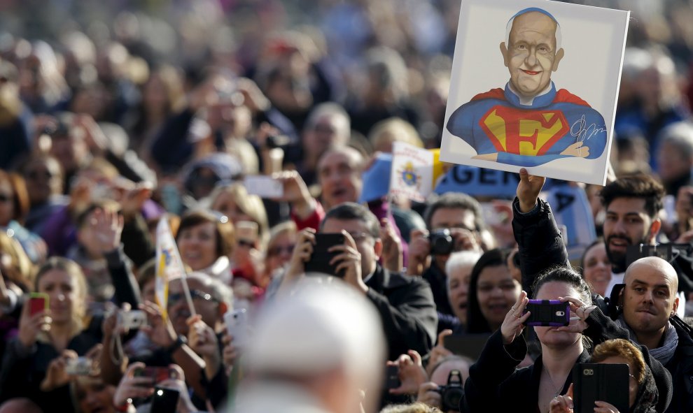Enseñan al Papa Francisco una pintura que le representa como Superman en la Plaza de San Pedro en el Vaticano, 11 de noviembre de 2015. REUTERS / Max Rossi