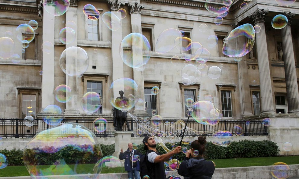 Artistas callejeros hacen pompas de jabón enfrente del National Portrait Gallery de Londres, Reino Unido 11 de noviembre de 2015. REUTERS / Stefan Wermuth