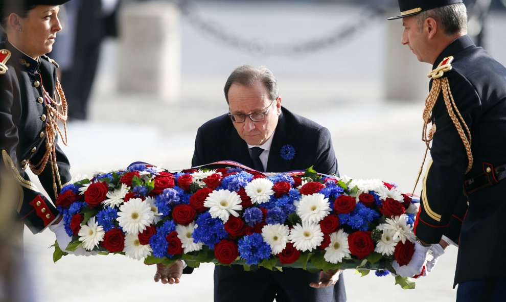 El presidente francés, François Hollande asiste a una ceremonia que conmemora la firma del armisticio en la Primera Guerra Mundial celebrada junto a la estatua de Georges Clemenceau en París. AFP / FRANCOIS MORI