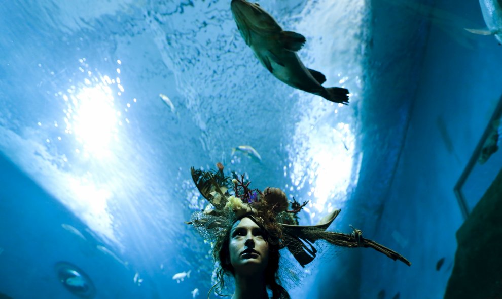 Una modelo con una creación de Luis Benítez posa durante una sesión urbana que forma parte de 'Andalucía Moda' en un acuario en Sevilla, al sur de España, 11 de noviembre de 2015. REUTERS / Marcelo del Pozo