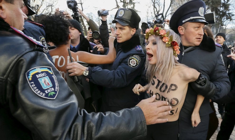 La policía ucraniano arresta a las activistas del movimiento Femen durante una protesta contra la homofobia delante del Parlamento en Kiev (Ucrania). REUTERS/Gleb Garanich