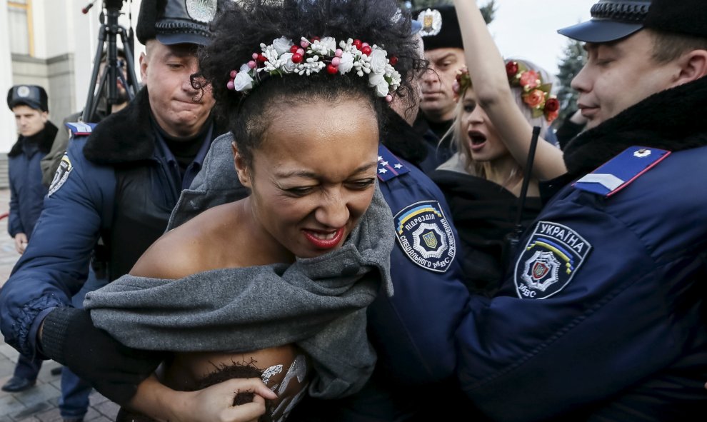 La policía ucraniano arresta a una activista del movimiento Femen durante una protesta contra la homofobia delante del Parlamento en Kiev (Ucrania). REUTERS/Gleb Garanich