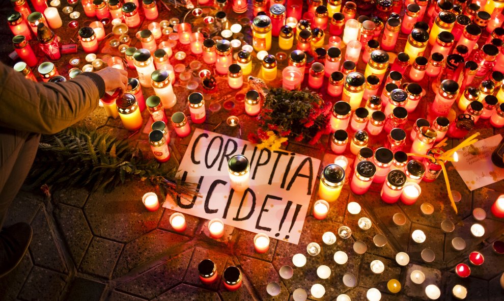 Pancarta con el mensaje "La corrupción mata" en memoria de las personas que murieron durante un incendio en un club nocturno en Bucarest. REUTERS