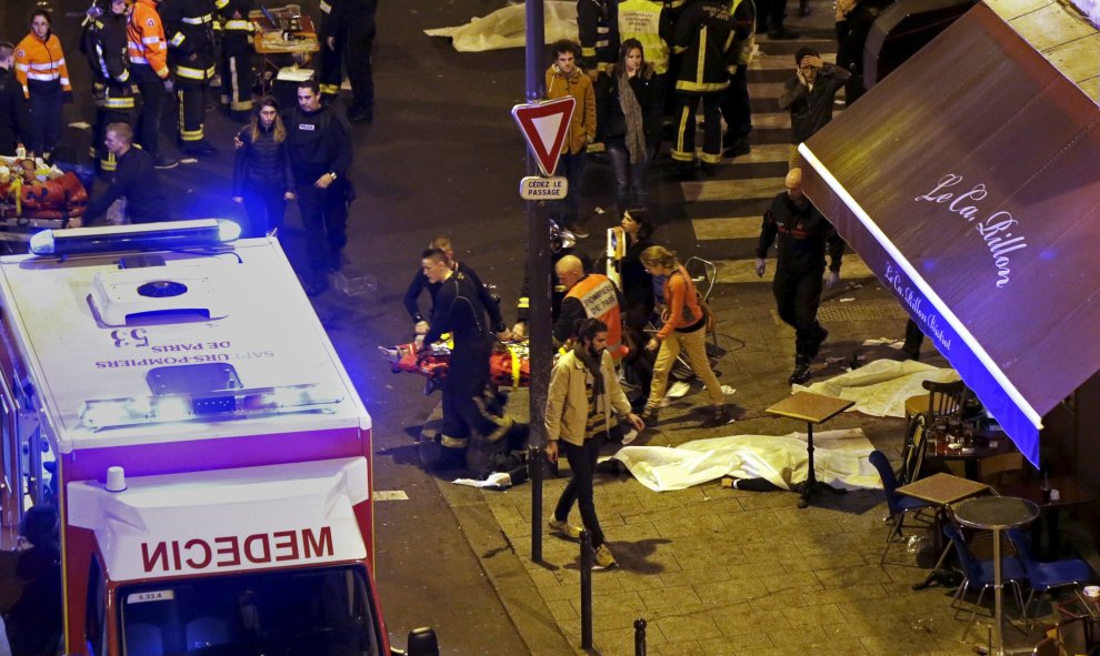 Vista general de la escena tras uno de los atentados ocurridos en la noche de este viernes en París.