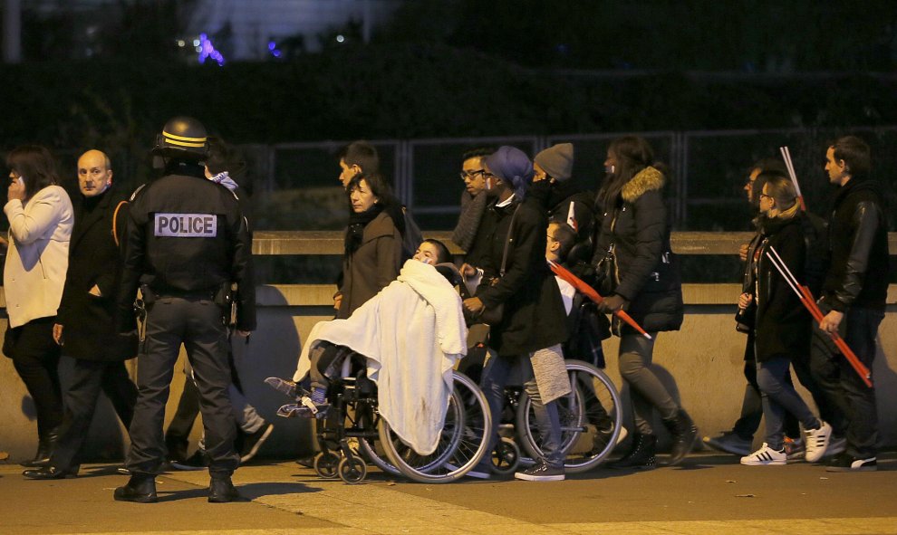 La Policía francesa controla a la multitud que abandona el estadio Stade de France tras los atentados perpetrados mientras se disputaba el amistoso Francia-Alemania. REUTERS