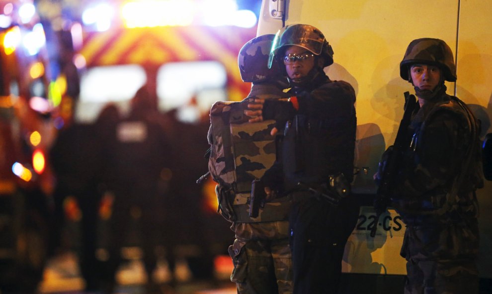 Fuerzas de seguridad francesas piden a los testigos y periodistas cerca de la sala de conciertos Bataclan que se aparten. La discoteca fue tomada por terroristas yihadistas durante los atentados en París de este viernes. REUTERS