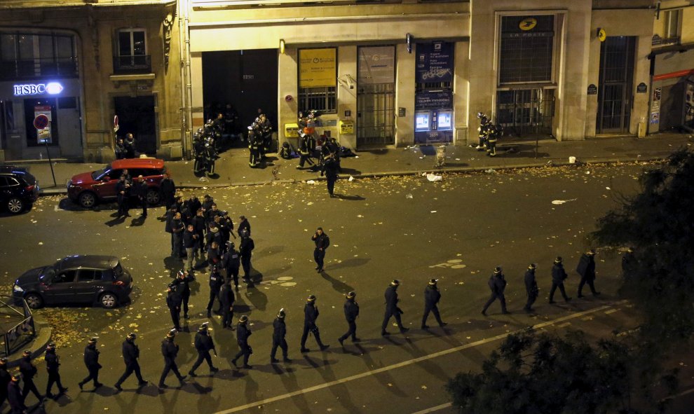 Agentes de Policía franceses con escudos protegen la sala de conciertos Bataclan, en Paris, atacada en los atentados terroristas de este viernes. REUTERS