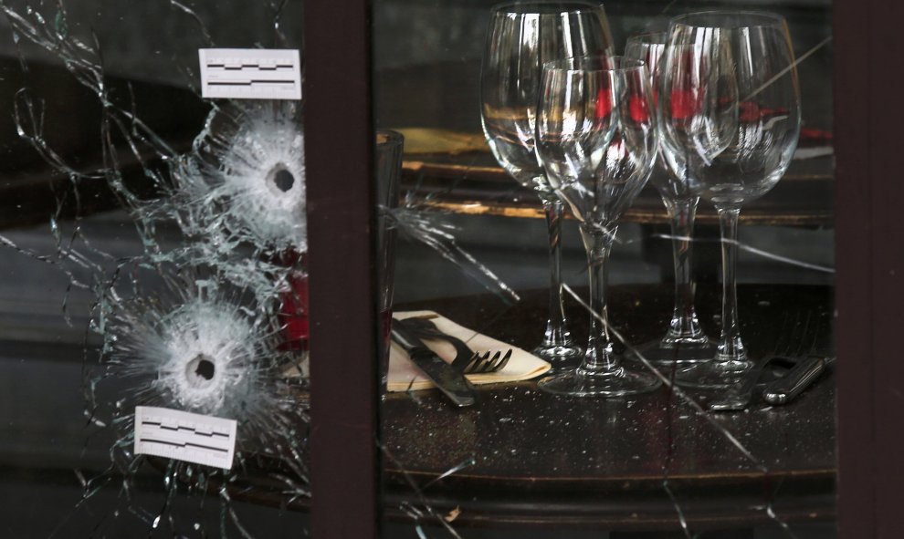 Impactos de bala en la ventana de un restaurante el día después de los atentados de París.- REUTERS / Pascal Rossignol