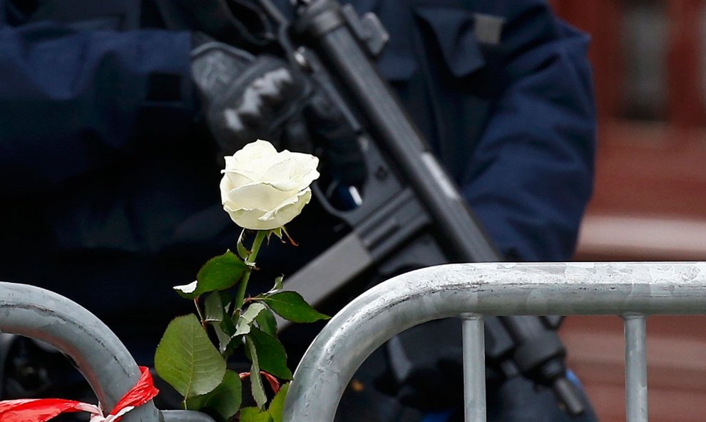 Un policía monta guardia en la escena de uno de los tiroteos, el día después de los atentados de París.-  REUTERS / Benoit Tessier