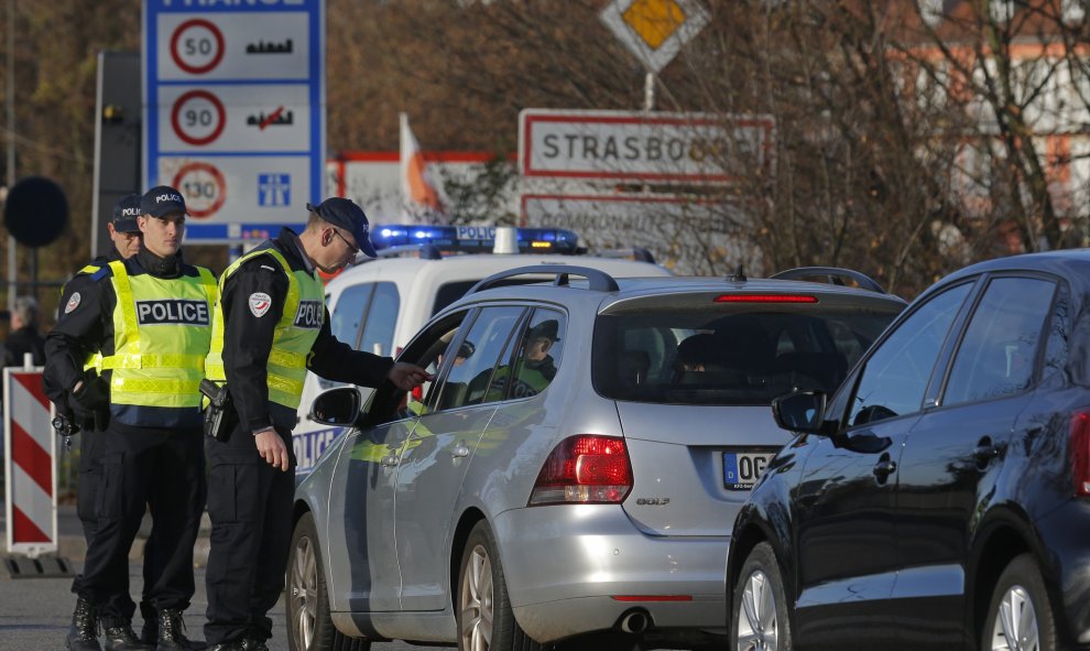 La policía francesa realiza controles en la frontera franco-alemana en Estrasburgo para comprobar los vehículos y verificar la identidad de los viajeros.- REUTERS