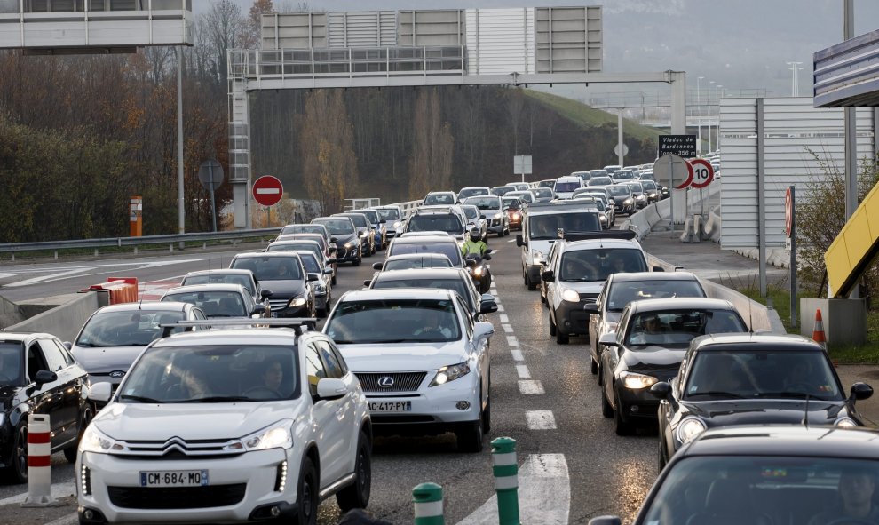 Largas colas de vehículos ante la frontera francesa mientras oficiales de Aduanas galos revisan varios vehículos en la frontera con Suiza, en Bardonnex, cerca de Ginebra (Suiza).- EFE