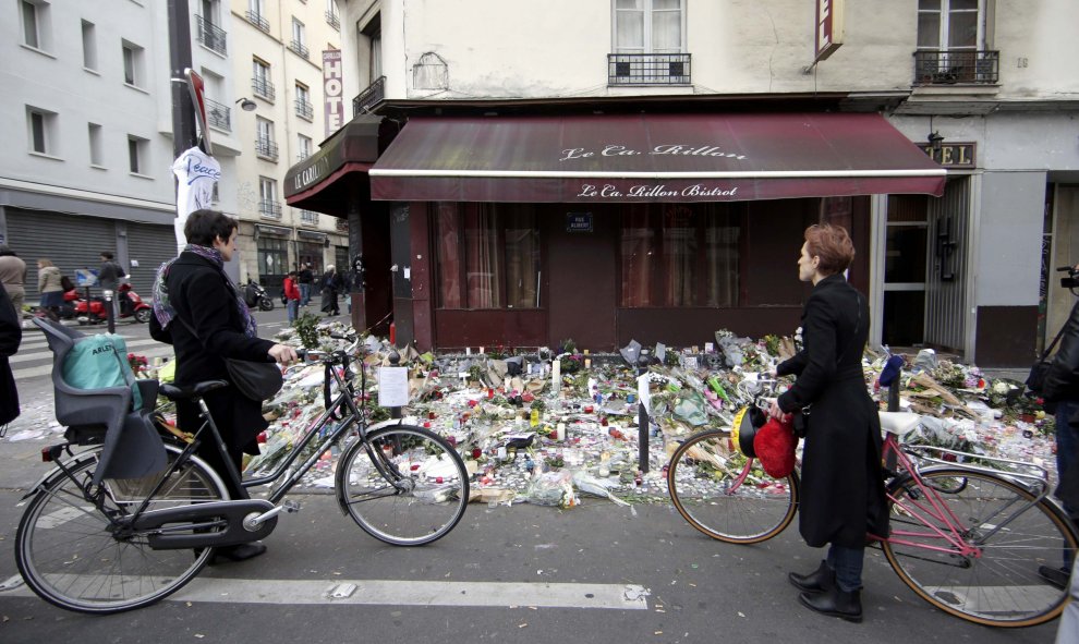 Los homenajes a las víctimas prosiguen este lunes en elrestaurante Le Carillon, uno de los sitios de ataque en París.- REUTERS