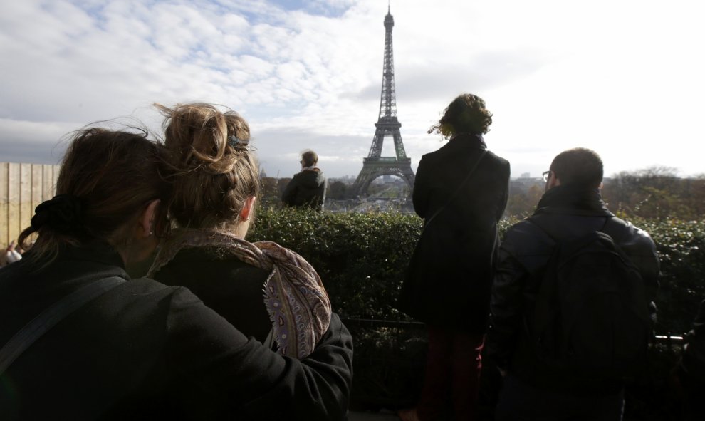 París en su minuto de silencio con la Torre Eiffel de fondo.- REUTERS