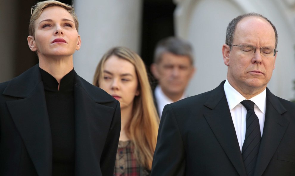 El Príncipe Alberto de Mónaco y la Princesa Charlene cumplen el minuto de silencio en el Palacio de Mónaco.- REUTERS