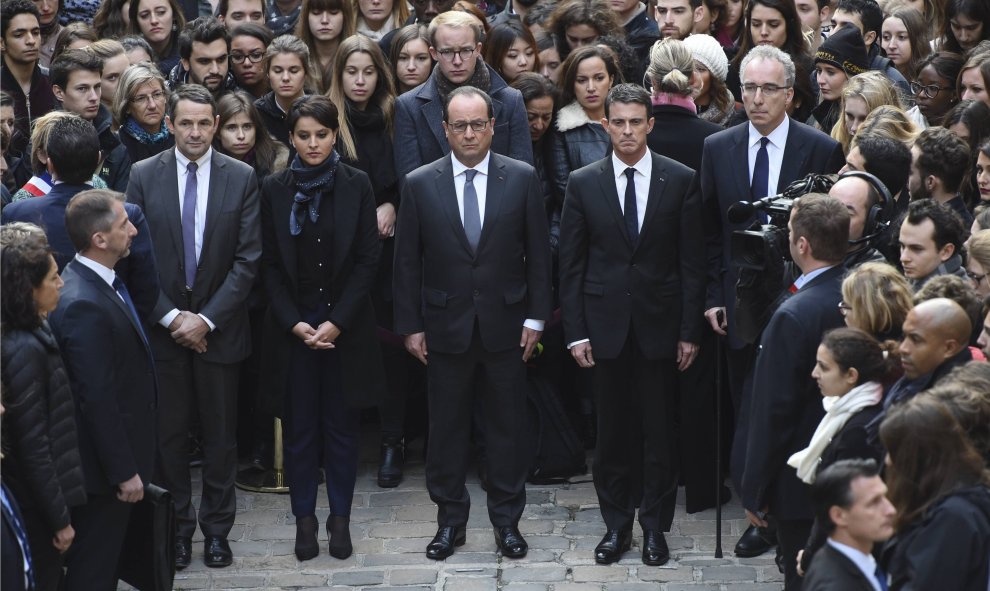 El presidente de Francia en el minuto de silencio en París.- REUTERS