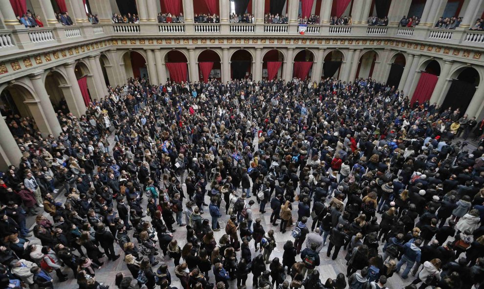 Los estudiantes y profesores de la Universidad de Estrasburgo también se unen al minuto de silencio.- REUTERS.