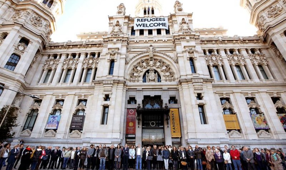 Los trabajadores del Ayuntamiento de Madrid guardan un minuto de silencio a las puertas del consistorio.- EFE