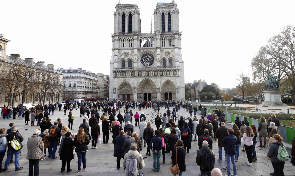 Notre Dame rinde homenaje.- REUTERS.