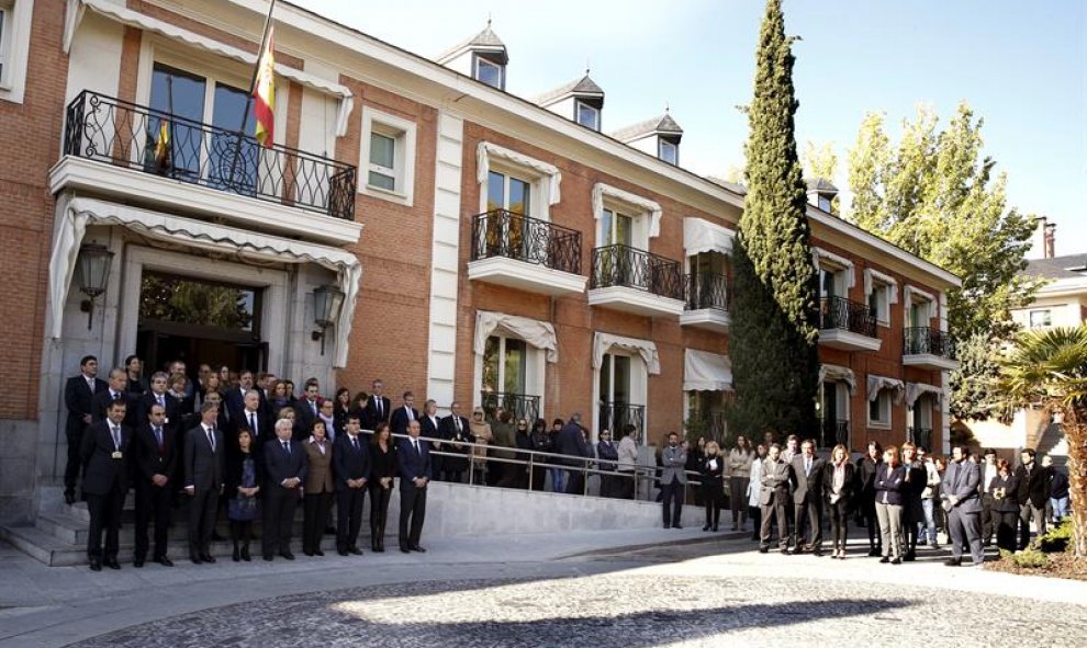 La vicepresidenta del Gobierno, Soraya Sáenz de Santamaría,dirige a las puertas del Palacio de la Moncloa un minuto de silencio en memoria de las víctimas.- EFE