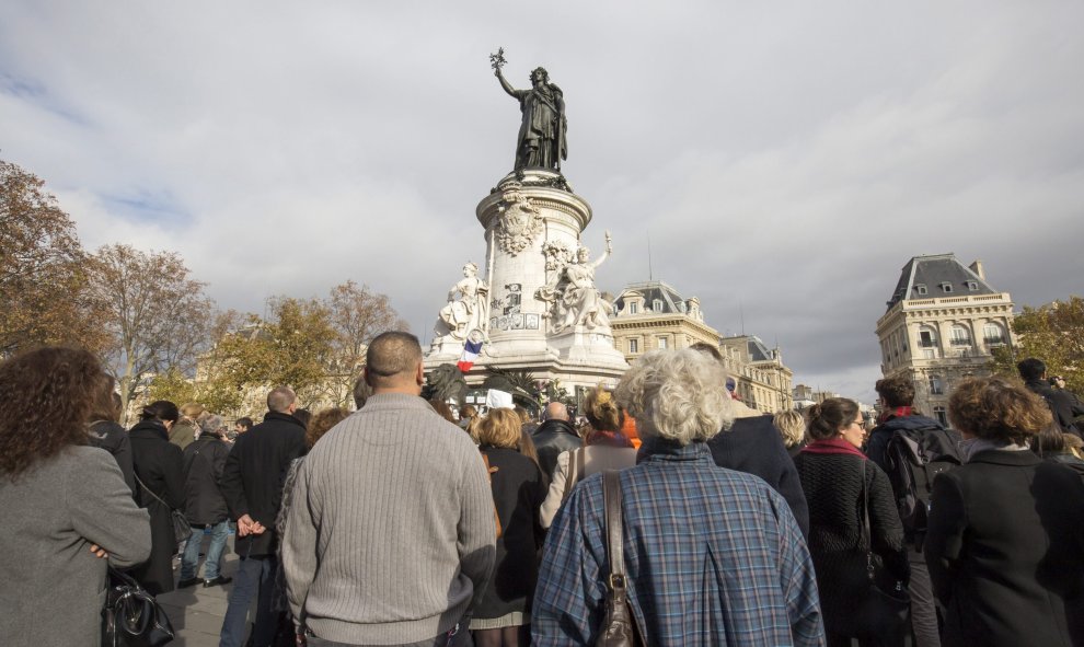 Un grupo de ciudadanos guardan un minuto de silencio en la Plaza de la República.- EFE