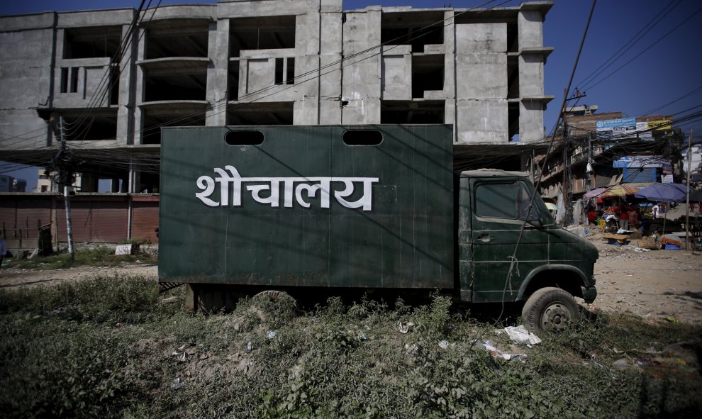 Un camión utilizado como inodoro móvil, estacionado en una carretera en Katmandú (Nepal). REUTERS / Navesh Chitrakar