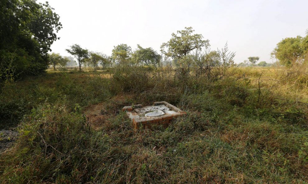 Un inodoro al aire libre en el campo en Gorba, en el estado oriental indio de Chhattisgarh. REUTERS / Adnan Abidi