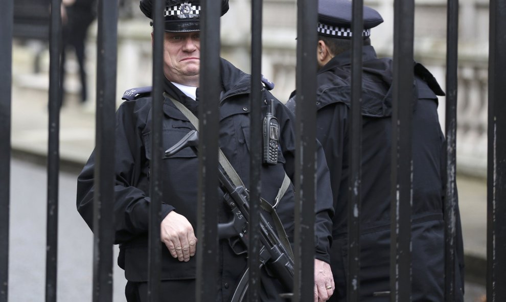 Dos policías vigilan los alrededores de Downing Street en Londres. REUTERS/Paul Hackett