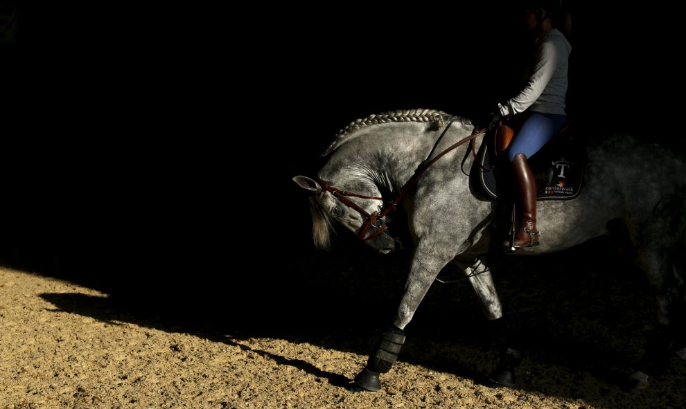 Una mujer monta un purasangre durante la Pre Feria Internacional de caballos, la cual es dedicada única y exclusivamente a esta raza española en Sevilla. REUTERS/Marcelo del Pozo