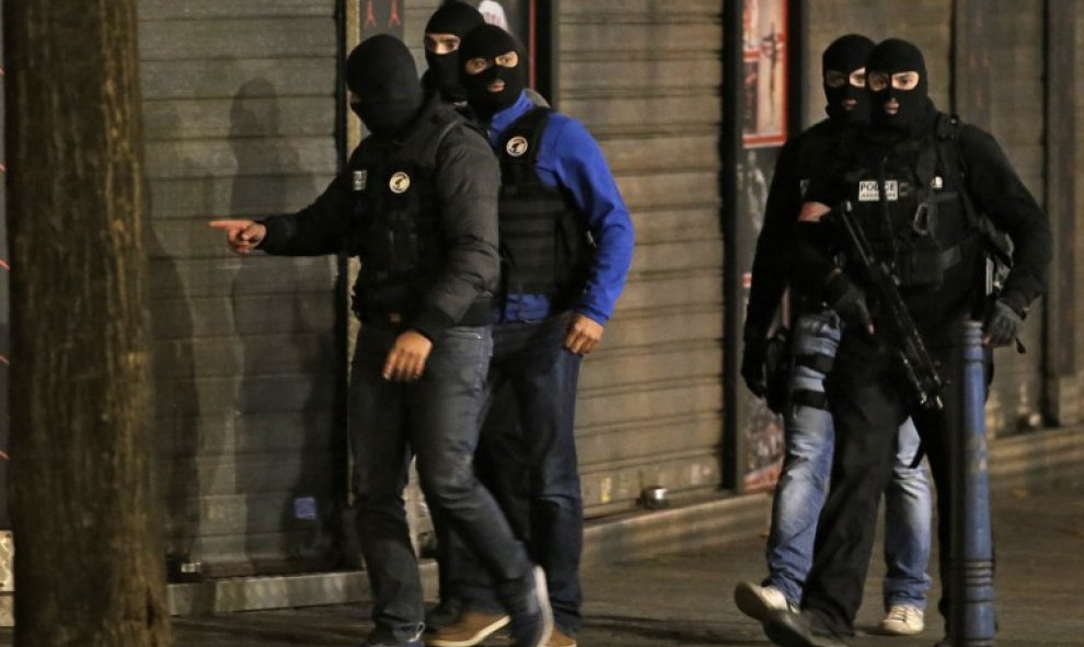 La operación policial en Saint Denis tiene como objetivo la captura del presunto cerebro de los atentados del pasado viernes, Abdelhamid Abaaoud.- AFP